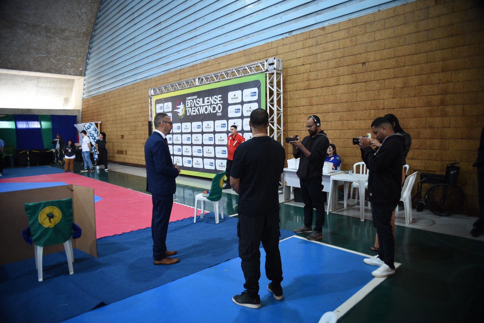 Direção da Black Films posicionando equipe em cobertura institucional