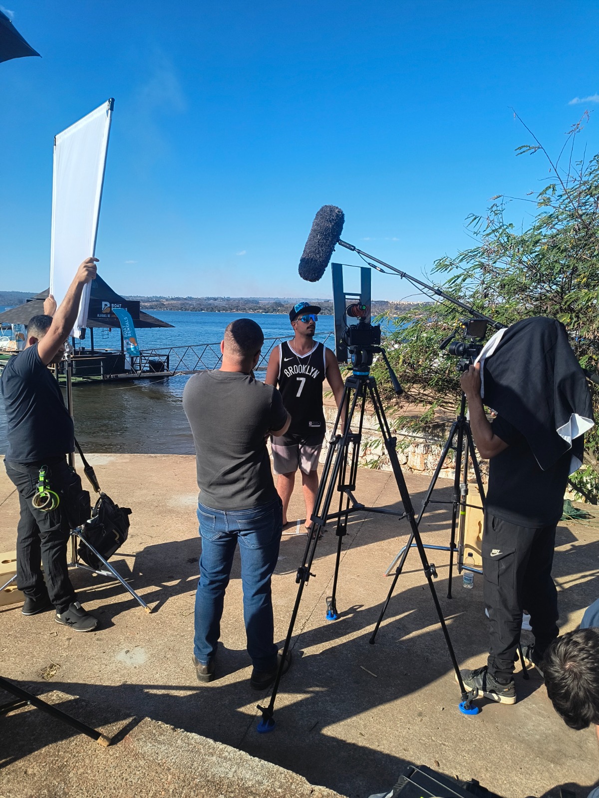 Captação de entrevista externa à beira do lago