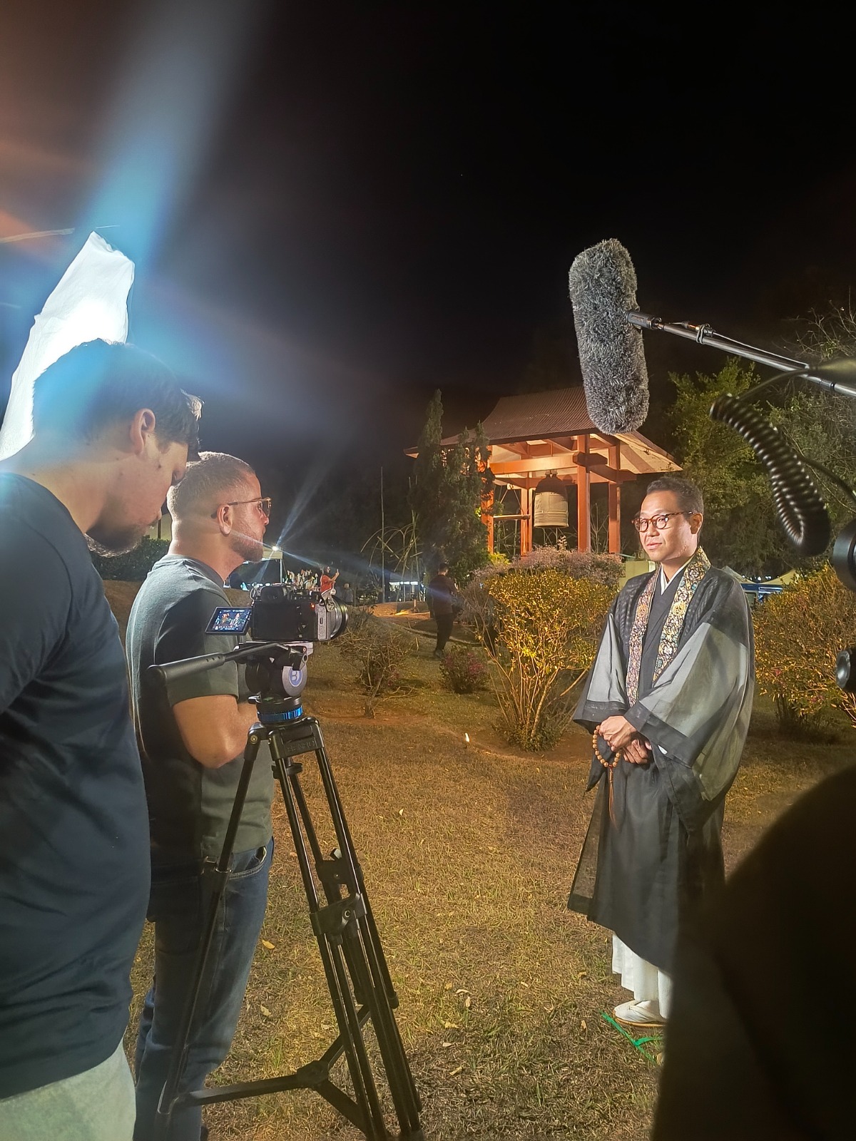 Gravação noturna de entrevista em locação externa